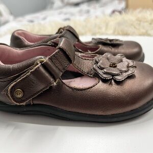 Stride Rite Girls Size 7.5M Brown Leather Mary Jane Shoes Flower Detail